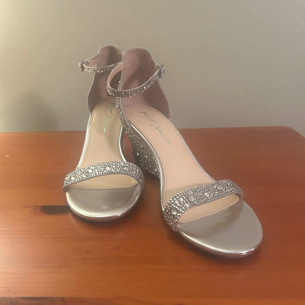 Betsey Johnson Debie Pump.   Silver.  New, never worn.  Size 11. - Picture 2 of 8